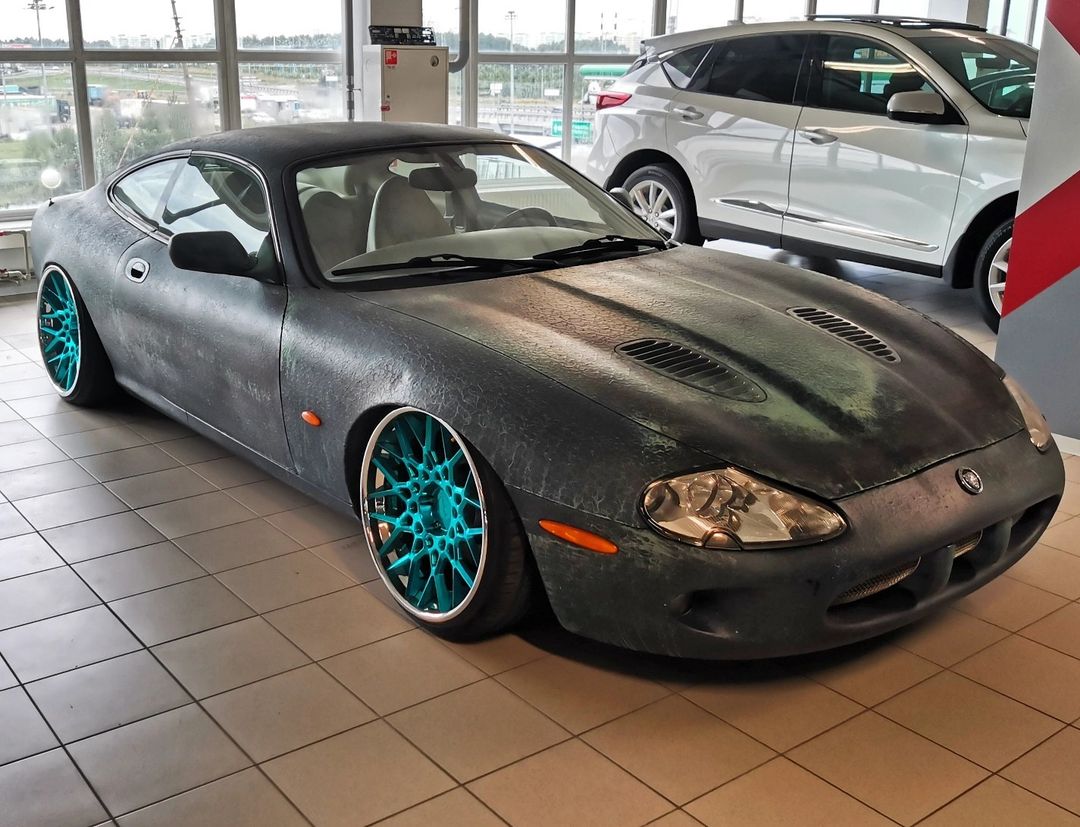 Забавный Jaguar XKR  2000 г.в.